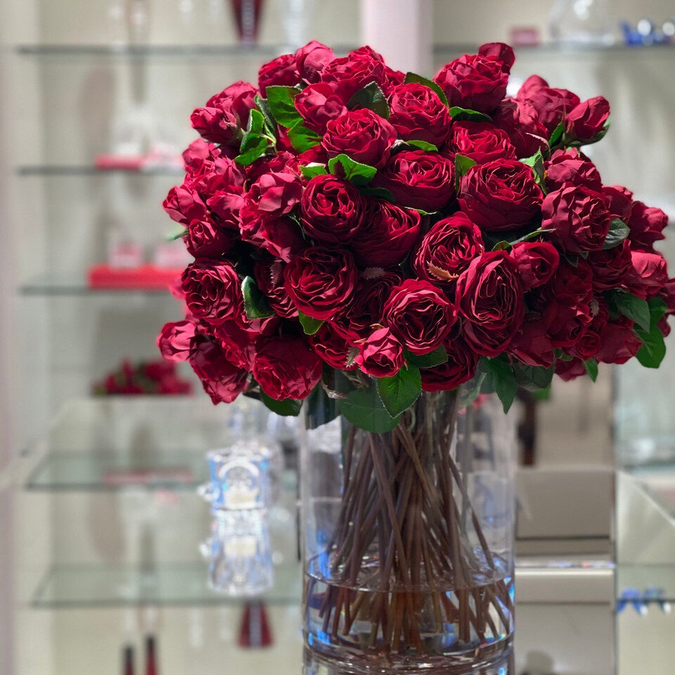 Red English Roses in 16″ Glass Rota Vase