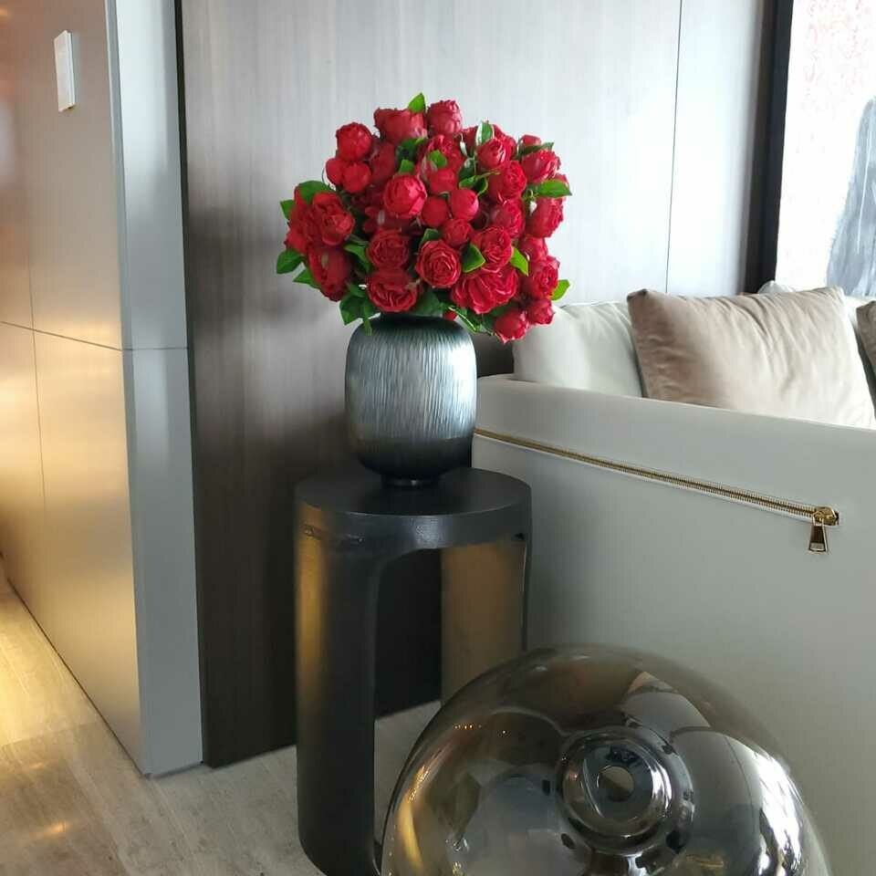 Maxim Vase with Red Roses