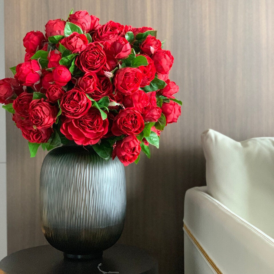 Maxim Vase with Red Roses