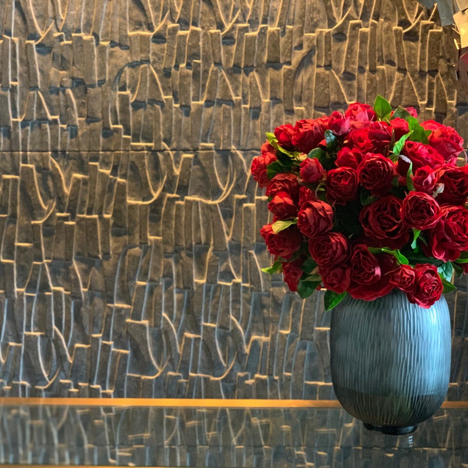 Maxim Vase with Red Roses